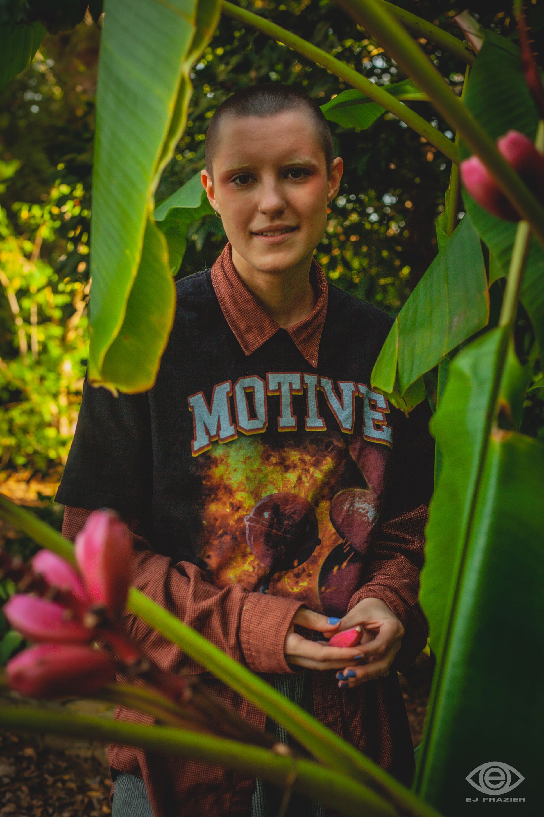 woman wearing black shirt